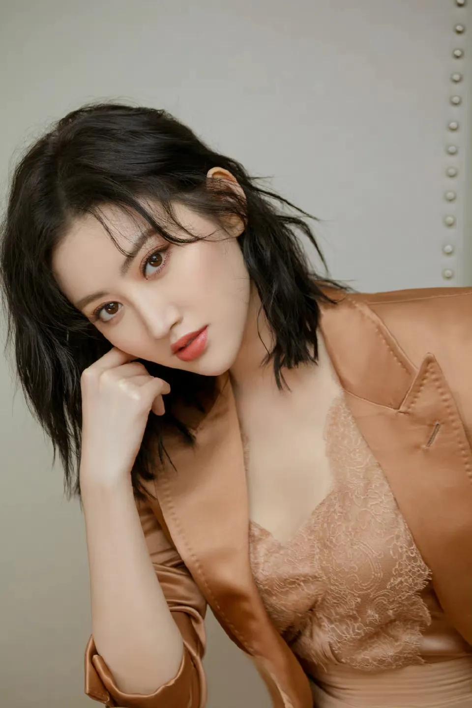 美图分享｜景甜｜蕾丝衫都盖不住的慵懒迷醉