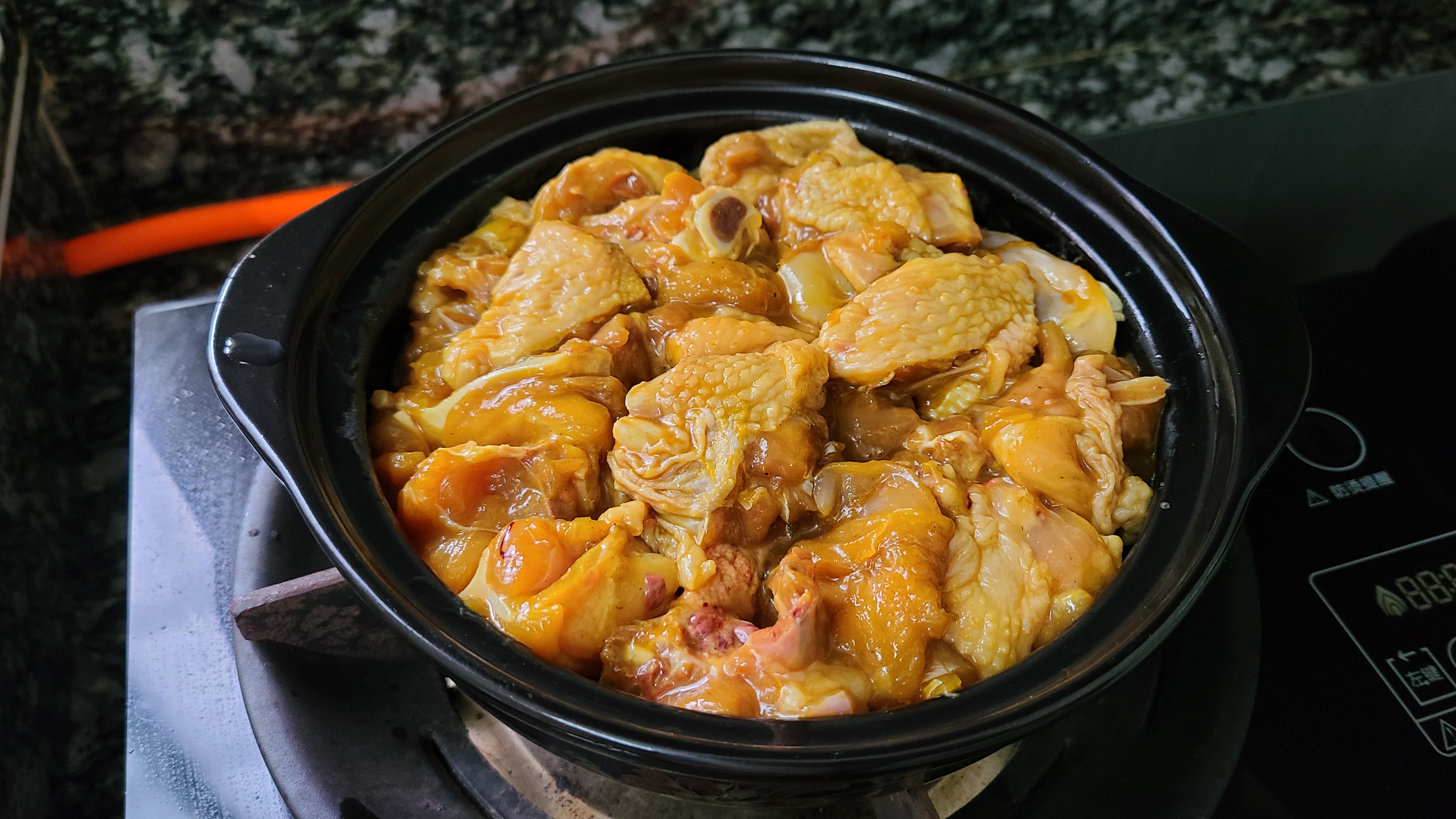 盐焗鸡煲，这一道家常菜在广东出了名，好吃味美又简单