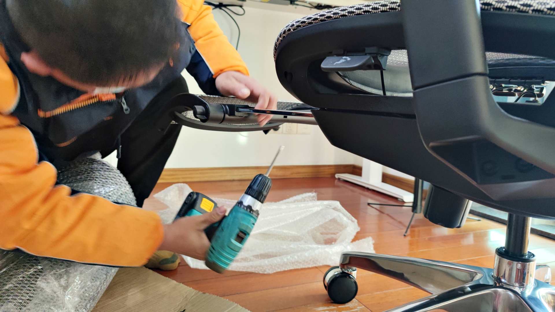 是不是出色的人体工学椅，坐坐才知道