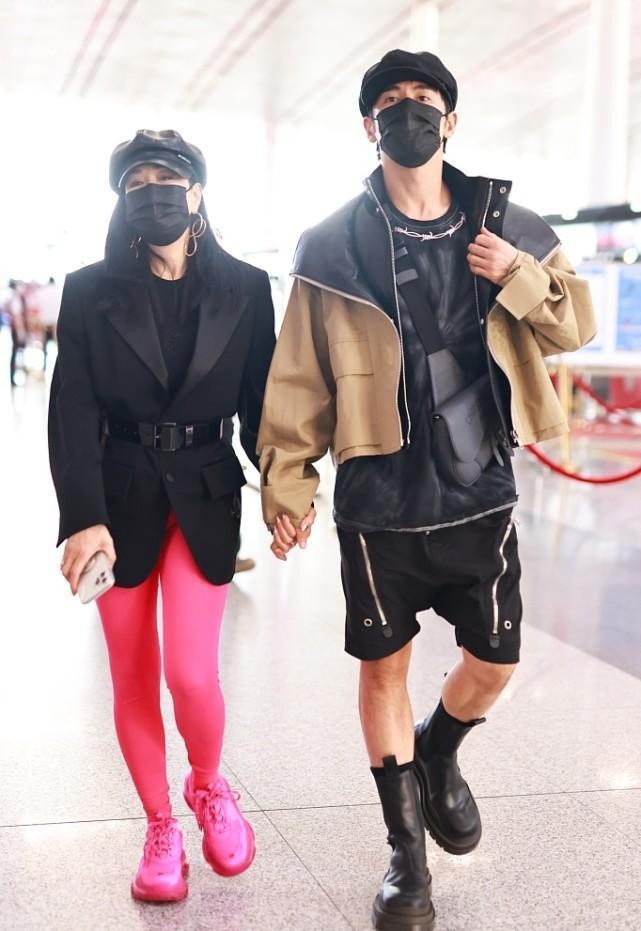 钟丽缇和女儿同框似“姐妹”，亮片羽绒服配白靴，看腿可真瘦