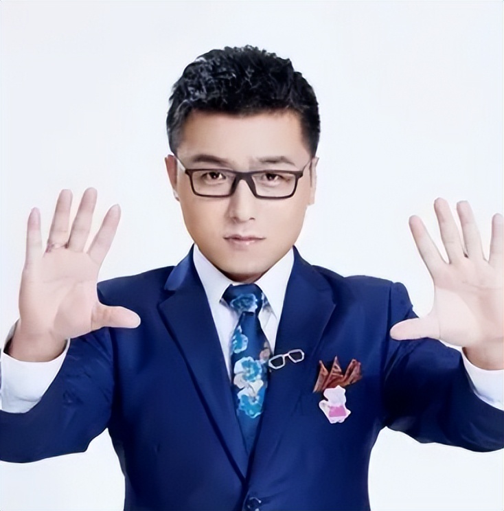 难出头的二线主持人：直播、跳槽、四处流窜，老实的斗不过精明的