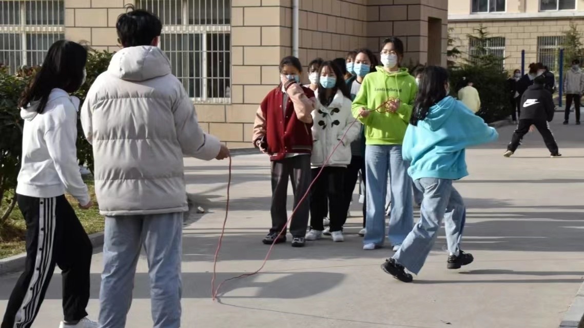 封校后的大学生都在做什么？男生宿舍玩捉迷藏，女生宿舍演宫斗剧