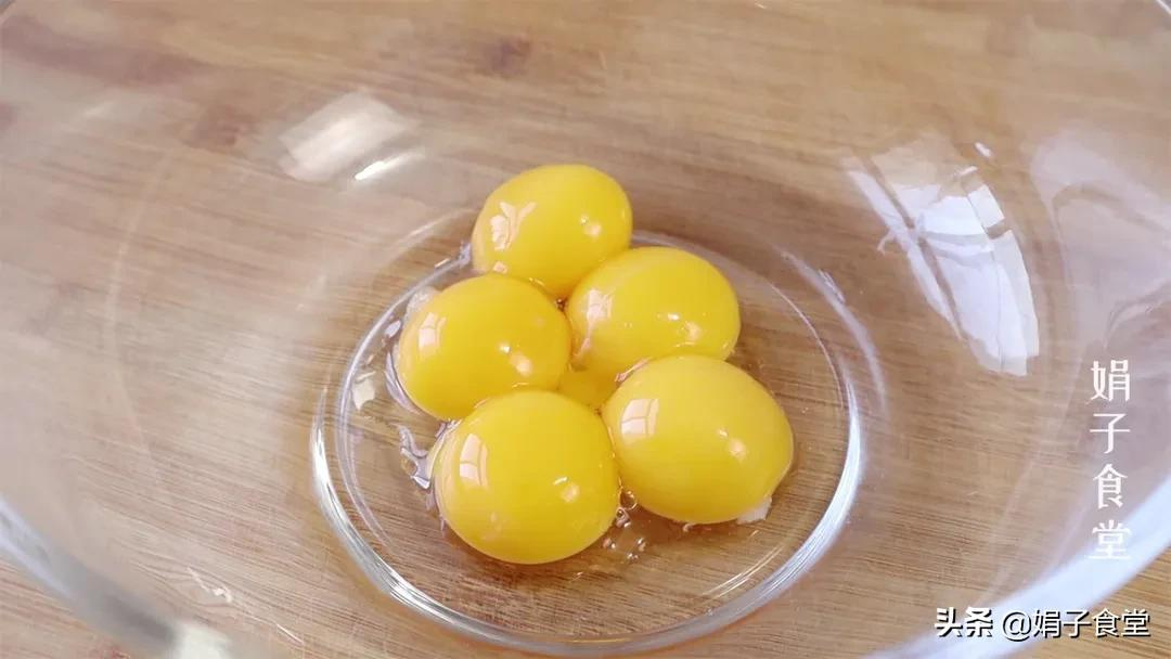 想吃蛋糕不用买,电饭煲就能做,蓬松柔软,不塌陷不回缩,超简单