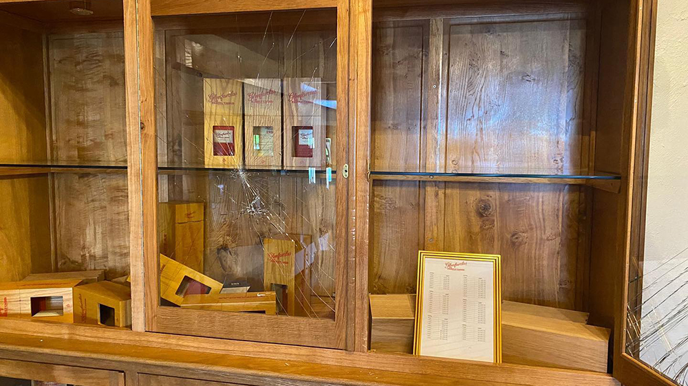 格兰花格：两人打破橱窗偷走价值80多万威士忌