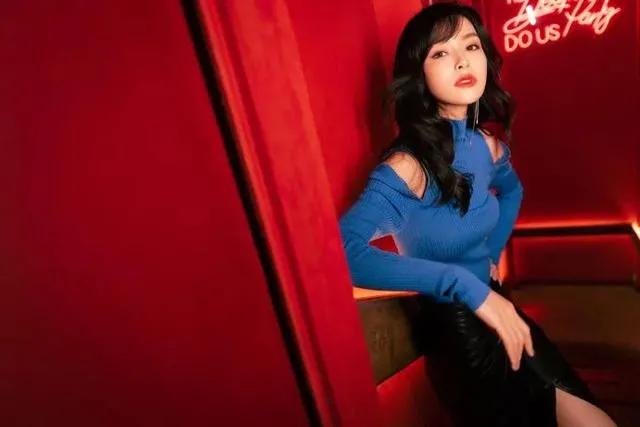 金晨迪丽热巴古力娜扎上演霓虹灯下的极限魅惑，这谁能抵挡得住呀