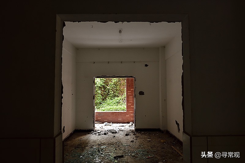 探秘重庆这座消失的“宇宙”大学，到处是荒废的宿舍楼