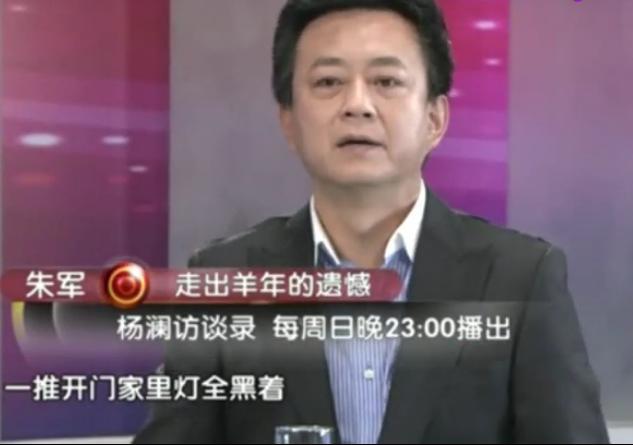 主持人抢话、演员笑场，这8届央视春晚的失误，堪称“灾难现场”