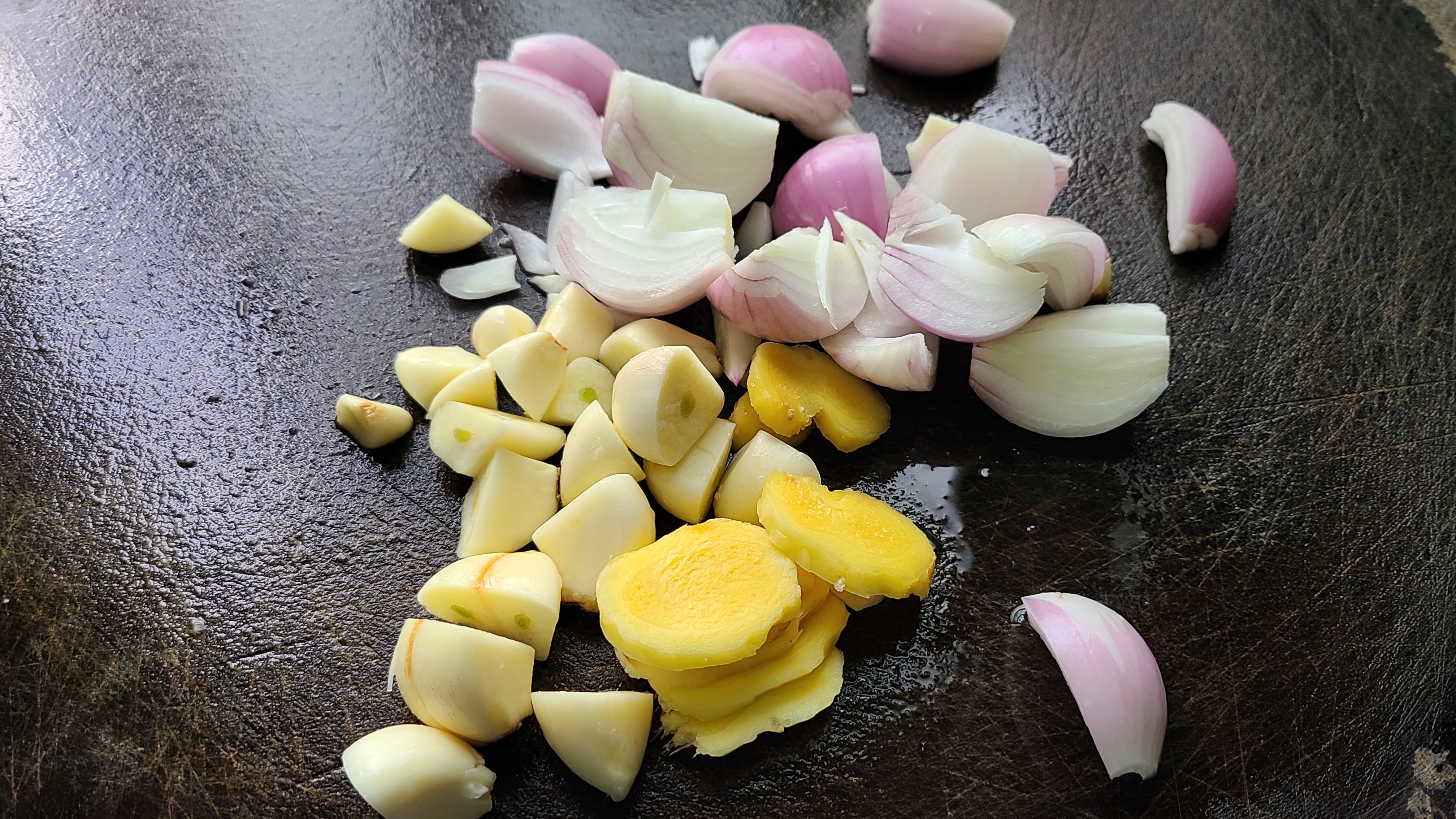 盐焗鸡煲，这一道家常菜在广东出了名，好吃味美又简单