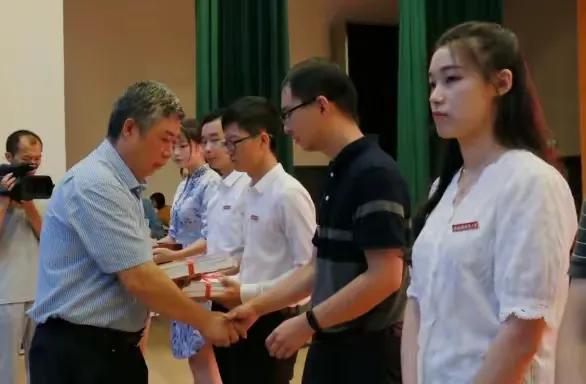 大学辅导员和班主任的区别（大学辅导员工资曝光）