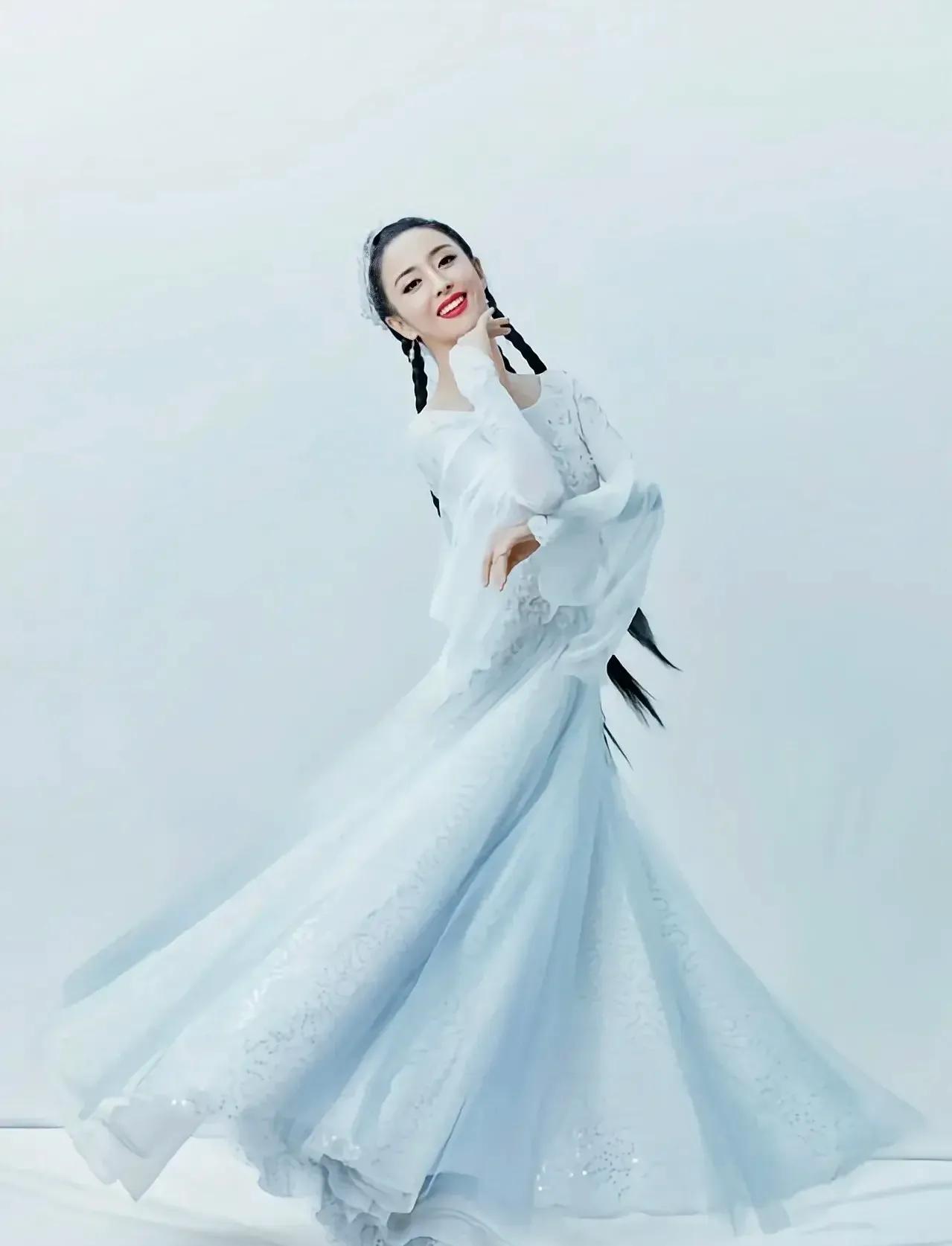 佟丽娅白色长裙翩翩起舞，优雅俏丽，美丽的新疆姑娘