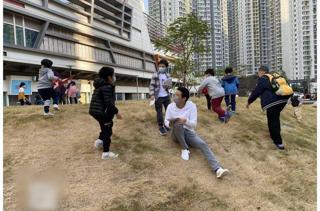 霍启刚带郭晶晶和儿子街头拉选票，亲弟弟一同现身帮宣传尽心尽力