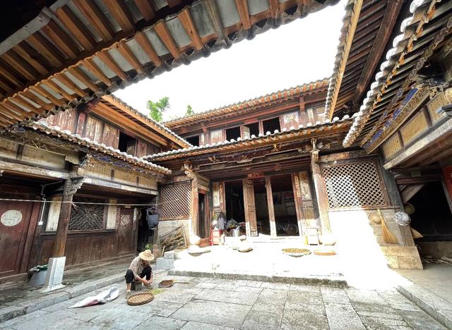 云南古建：斗拱屋顶让人惊诧，老屋竟有二维码，比日本发明早百年