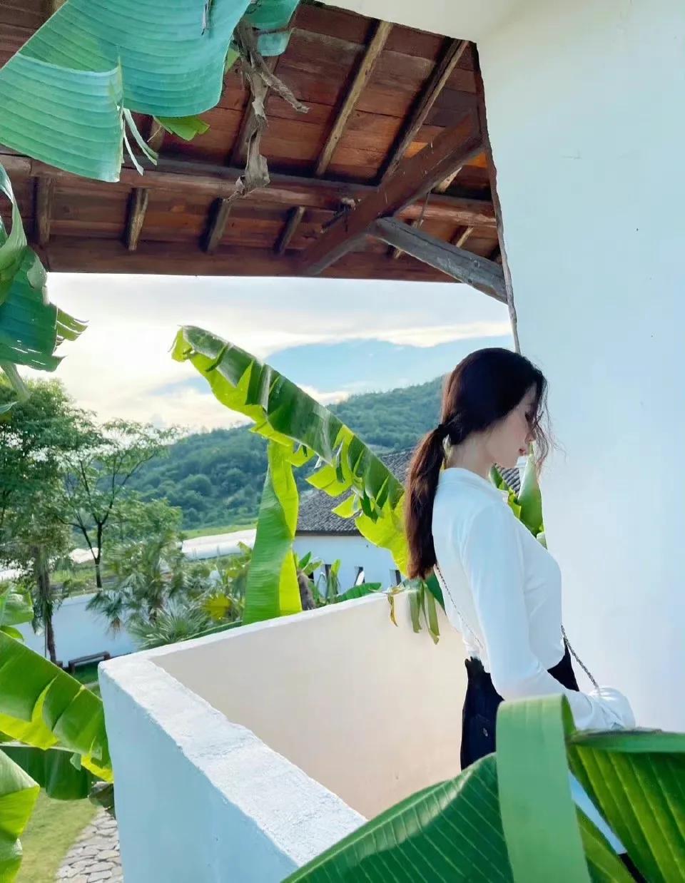 刘诗诗穿白衬衫配黑色裙裤，经典配色轻盈可人，温柔知性