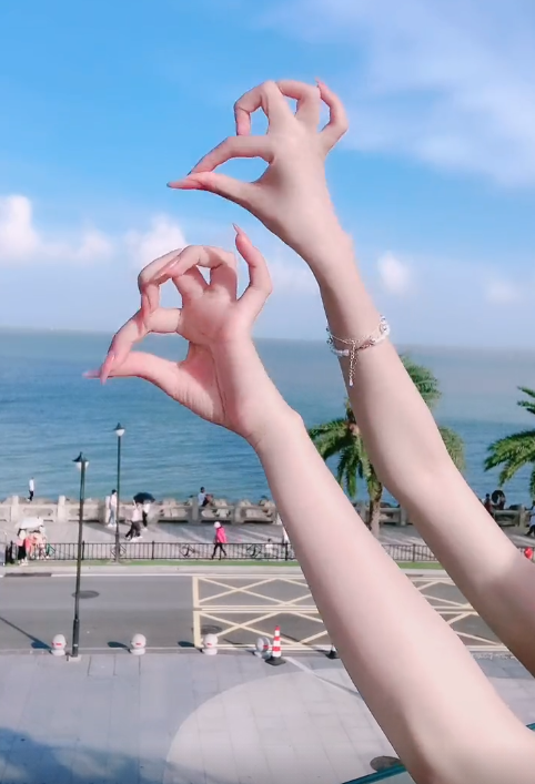 “天下第一舞指”密加：全网最会挣钱的一双手，一场直播赚200万