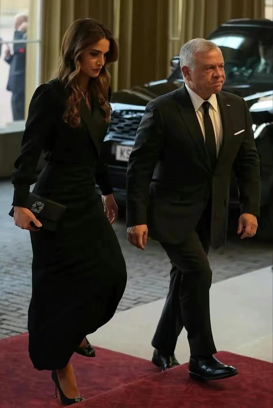 英女王葬礼上的“各国最美王后”！蒙黑纱穿黑衣高冷迷人，成焦点