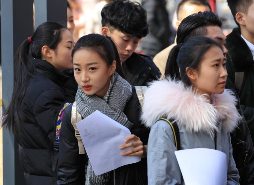 南京某高校女生，穿丝袜短裙考试引热议，学生表态：21世纪了