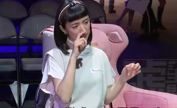 林依晨因老公缺席坐月子患产后抑郁，自我感动式婚姻被外人质疑