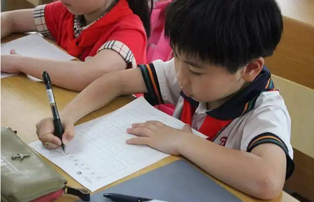 小学生罚写“爷”字走红，画风逐渐跑偏，网友调侃：像扎了丸子头