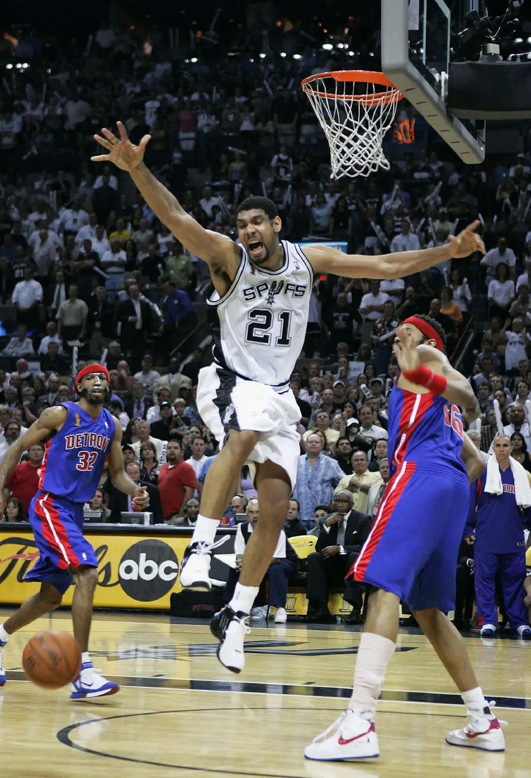 有哪些nba不出名的签名鞋(詹姆斯最怕的超巨？两个品牌五双签名鞋！为他的大汗脚操碎了心)