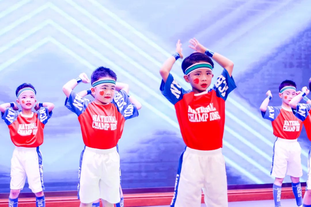 天府新区华阳实验小学举行“童星耀五月·艺术绽花开”群舞比赛