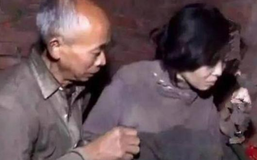 女大学生被卖山村老汉，关猪圈17年，亲爹找来为啥却给老汉一沓钱
