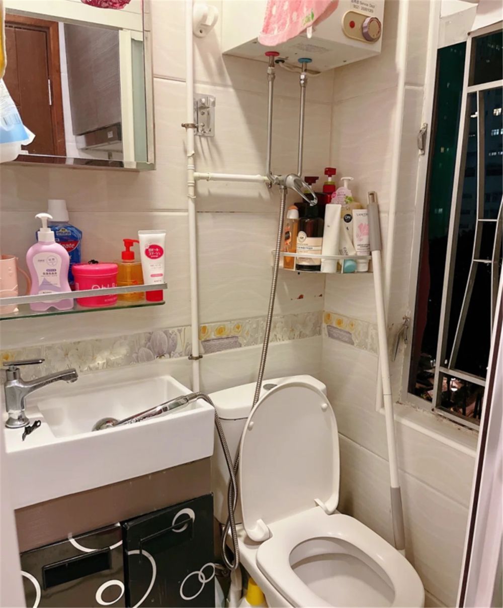 她住进香港8㎡蜗居，每天爬7层楼回家，虽逼仄却容下1室1厅1厨1卫