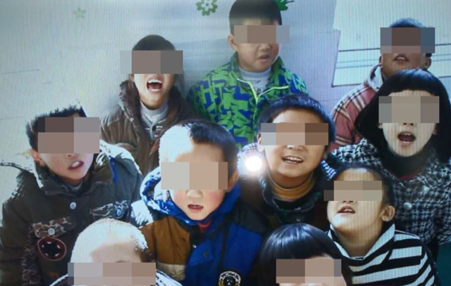 徐州八旬奶奶每天在学校对面坐等八小时：他还没长大，我不敢老