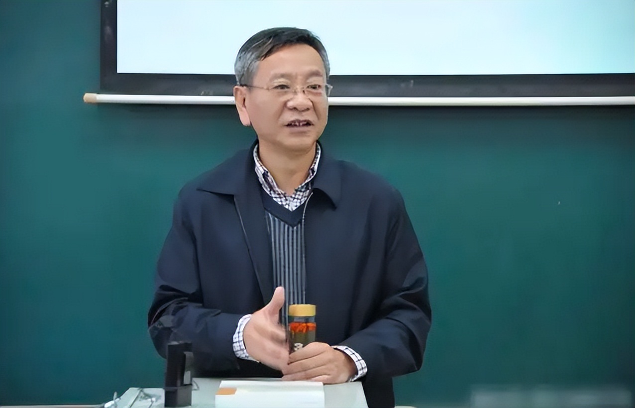 大学副教授晒出年收入，金额引发热议，怪不得教师行业竞争激烈