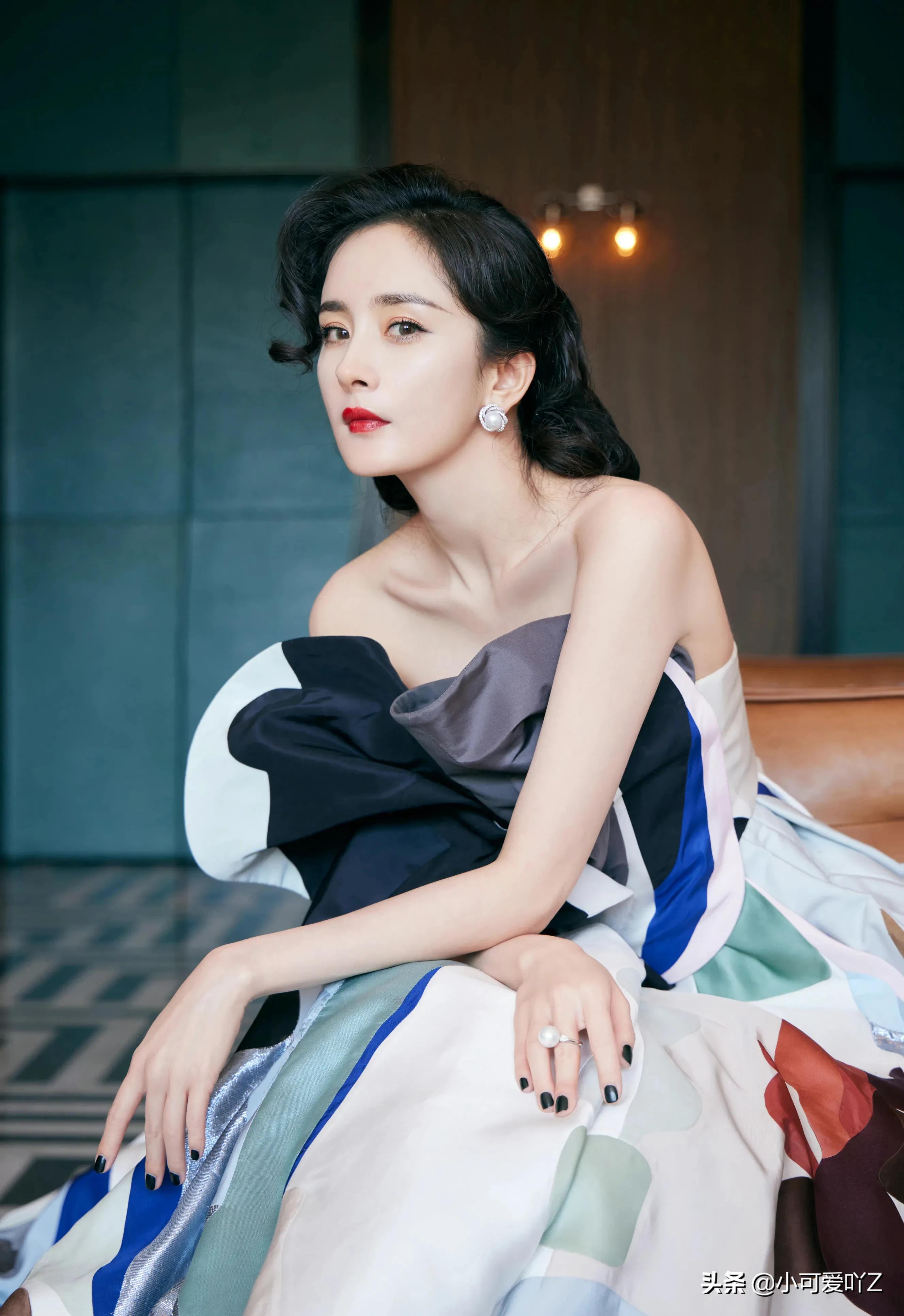 杨幂，复古礼服，波浪卷发，尽显优雅成熟