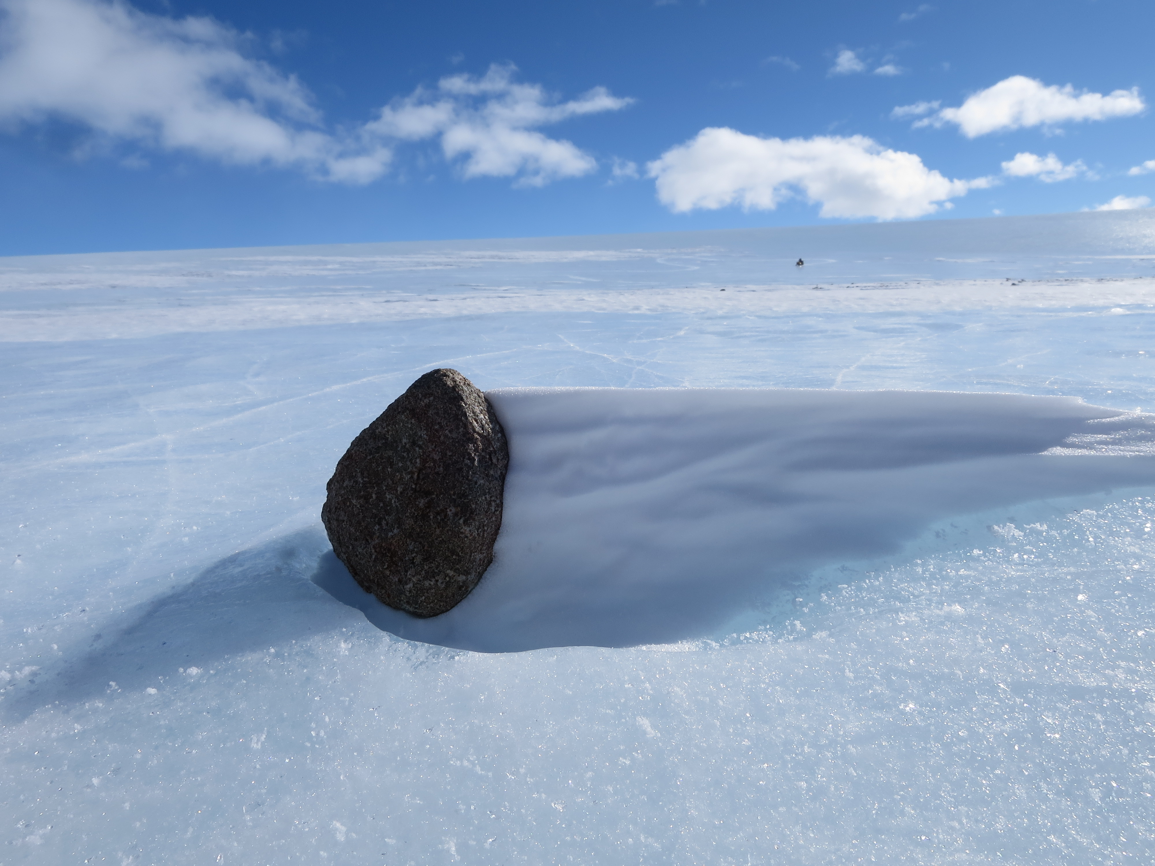 南极“黑金”：30万颗陨石的“冰原金矿”，中国是后起“黑马”？
