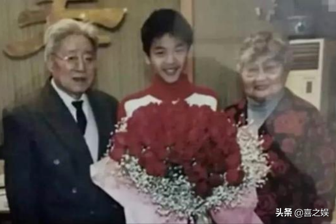 与唐艺昕一撞结缘，后妈比自己还小5岁，他的人生比你想得更精彩