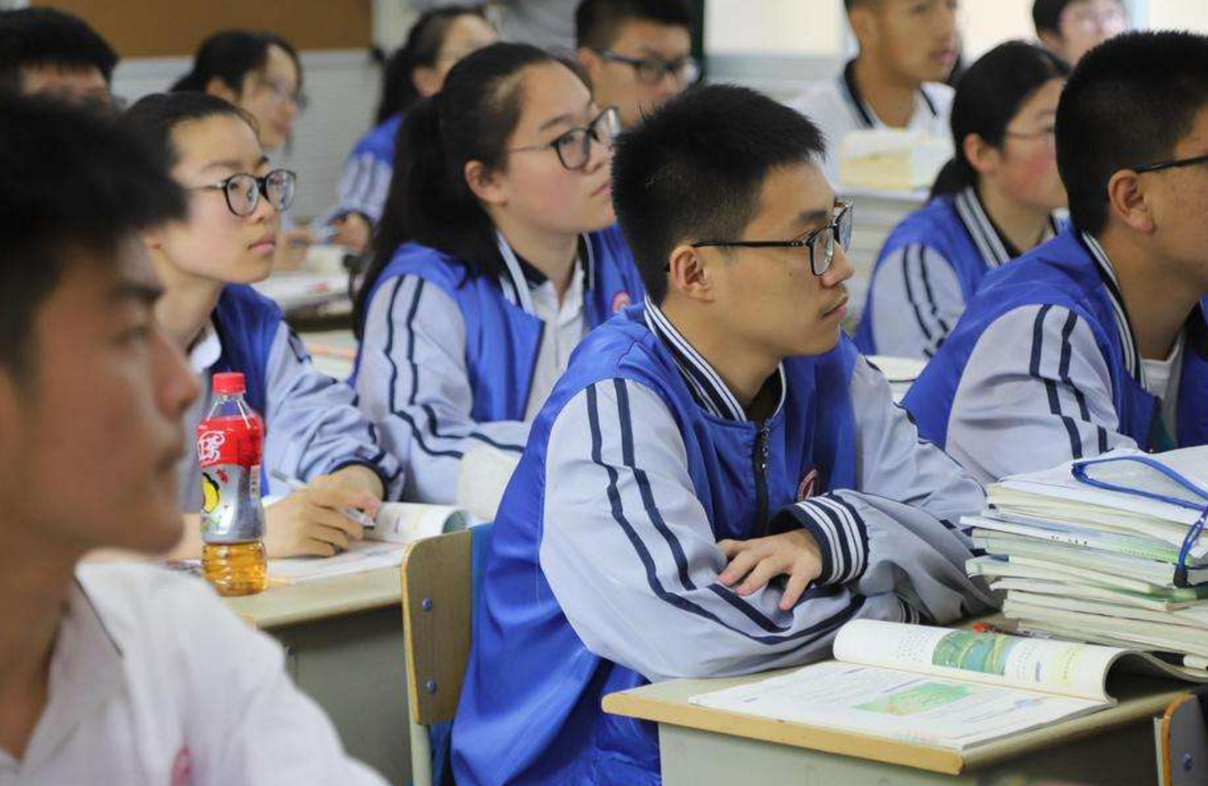 “努力就能成功”？知名教授说出大实话，三大因素或将战胜高考