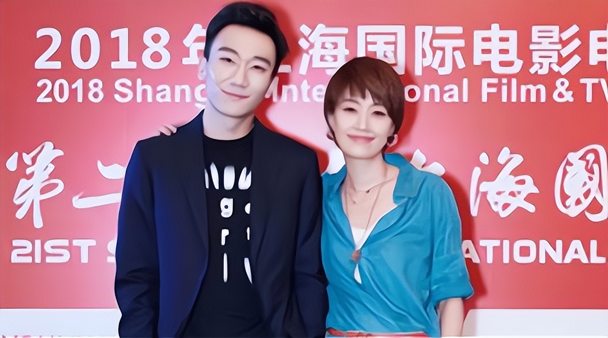 和文章离婚的马伊琍 独自带着两个女儿 如今感情迎来第二春了吗 天天看点