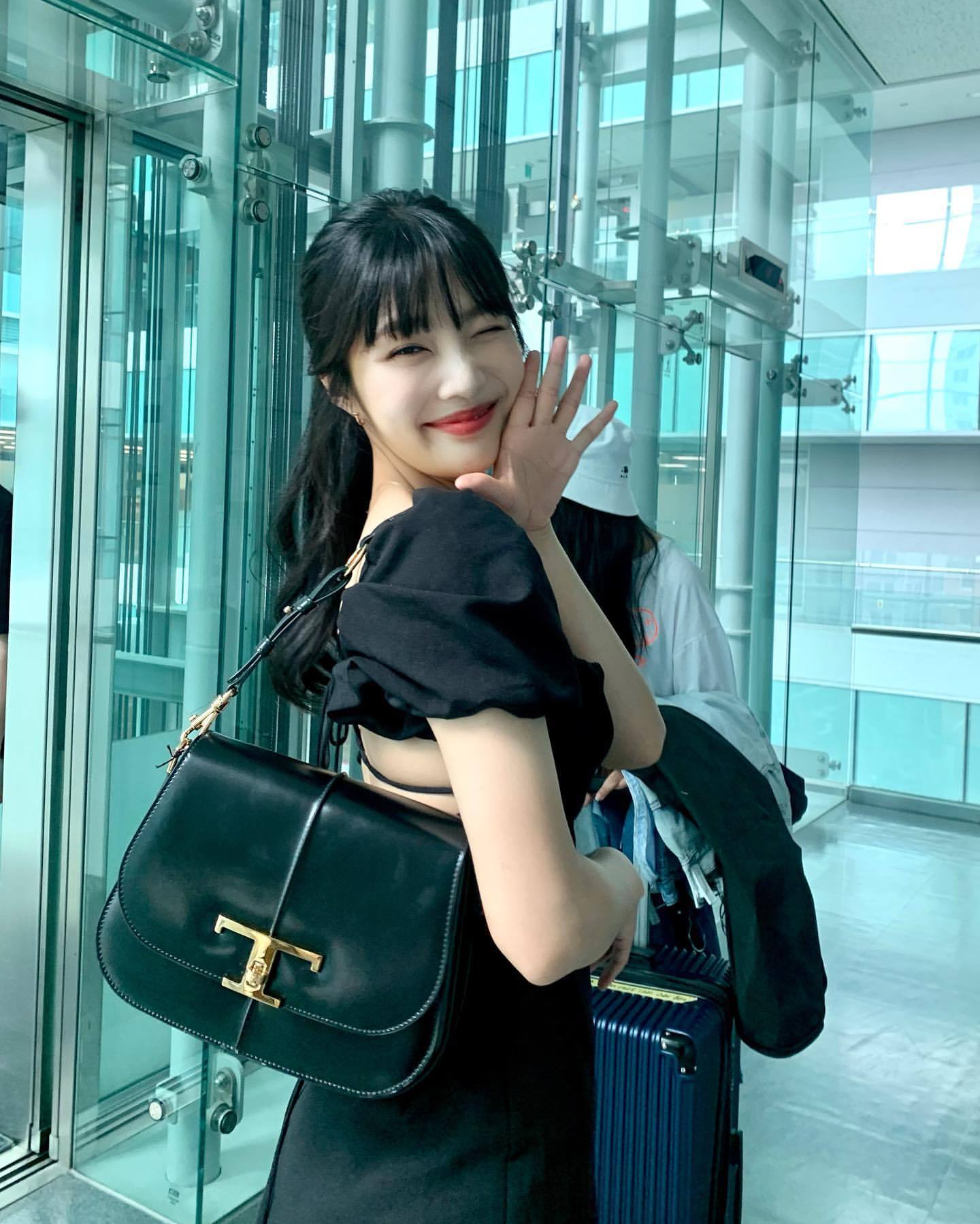 露背迷你短裙,red velvet朴秀荣大胆夏日时尚,秀出丰满火辣身材