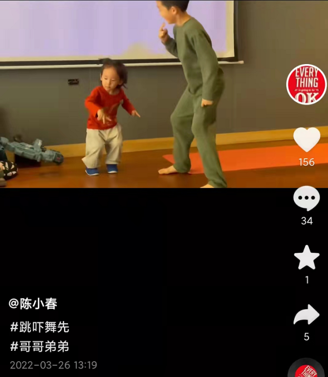 陈小春晒俩儿子萌态，二宝留长发扎揪揪打扮像女孩，长相遗传爸爸