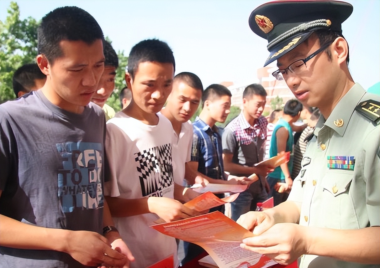 直招军官公告出炉！年薪15万起步还有带薪假期，家长也能“沾光”