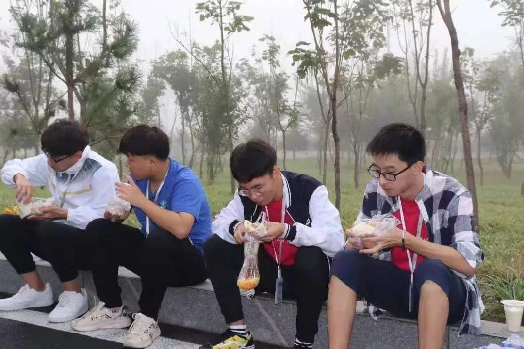 高校版孤勇者：男生暴雨中走“瀑布楼梯”为室友带饭，这交情不浅