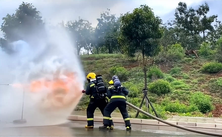 消防员：“水龙”与“火魔”的较量