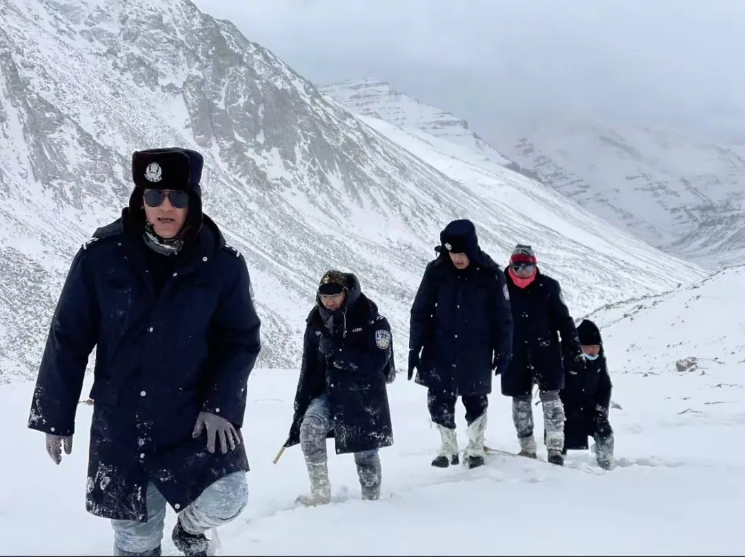西藏神山有多危险？探险游客2死3伤，118名搜救者有很多人被冻伤