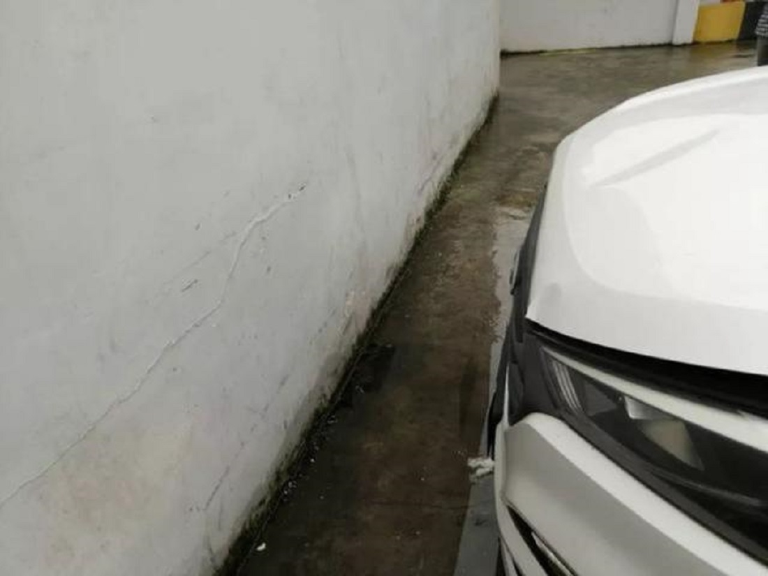 新手如何判斷車頭到墻的距離？記住一個小技巧，任何車型都適用