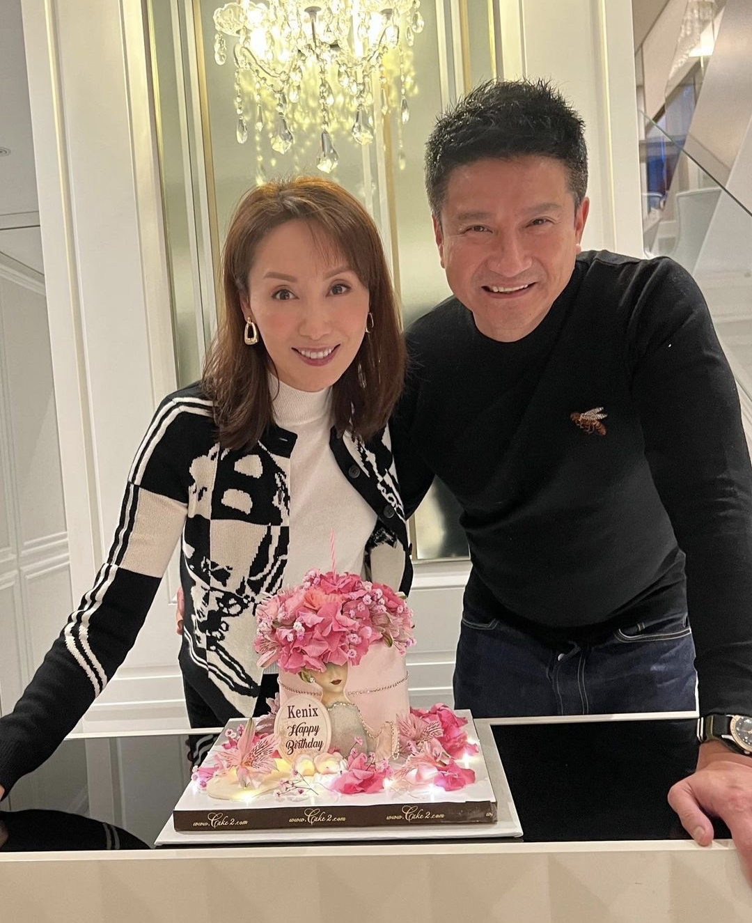 51岁郭可盈晒全家福庆生，与母亲温馨亲吻，熊黛林双胞胎女儿出镜