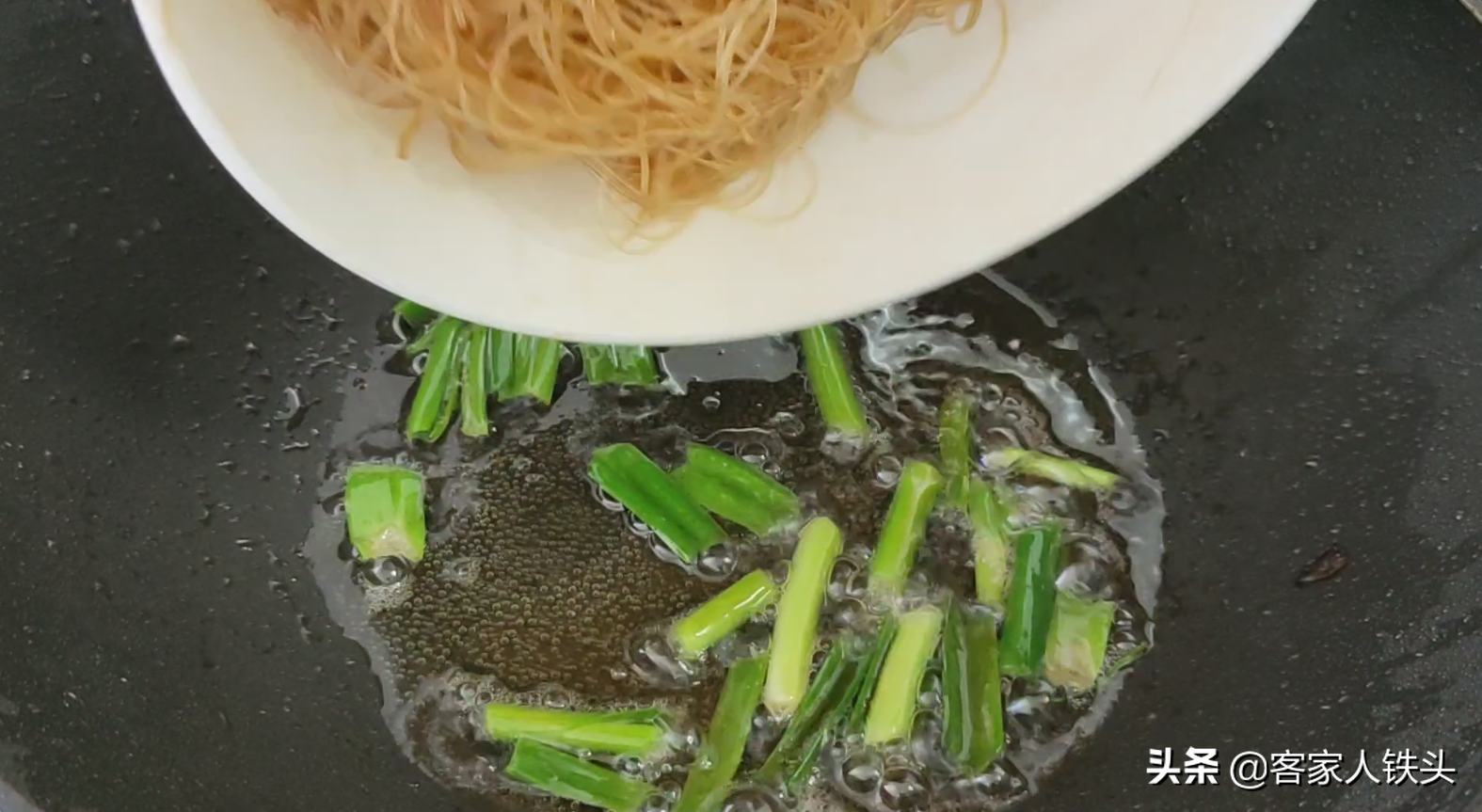 炒粉丝易起坨？小技巧教给你，3把粉丝炒一锅，喷香弹牙入味好吃
