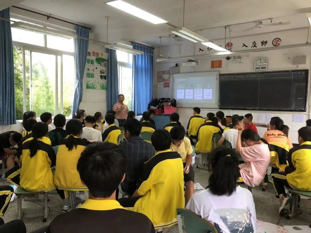 陪你向前走——成都市黄龙溪学校开展中考考前心理辅导活动