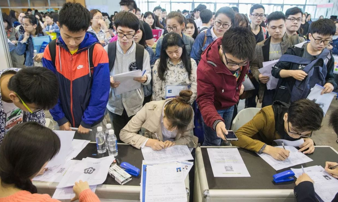 专科生是大学生吗？穿学士服拍毕业照，被本科生嘲笑没有资格