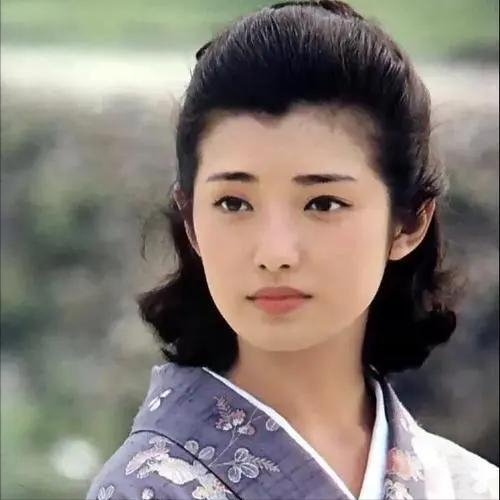 63岁山口百惠：隐退42年，身材发福生活节俭，孙女降生当奶奶