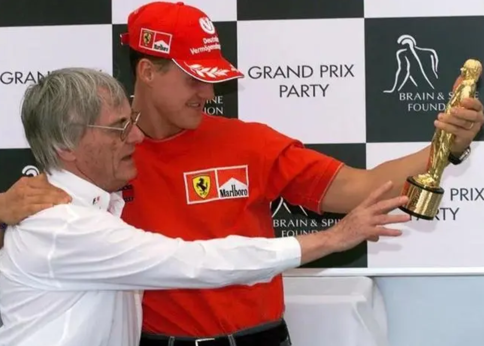 英国“矮子富豪”：身高1米59，82岁娶超模，90岁喜提长子