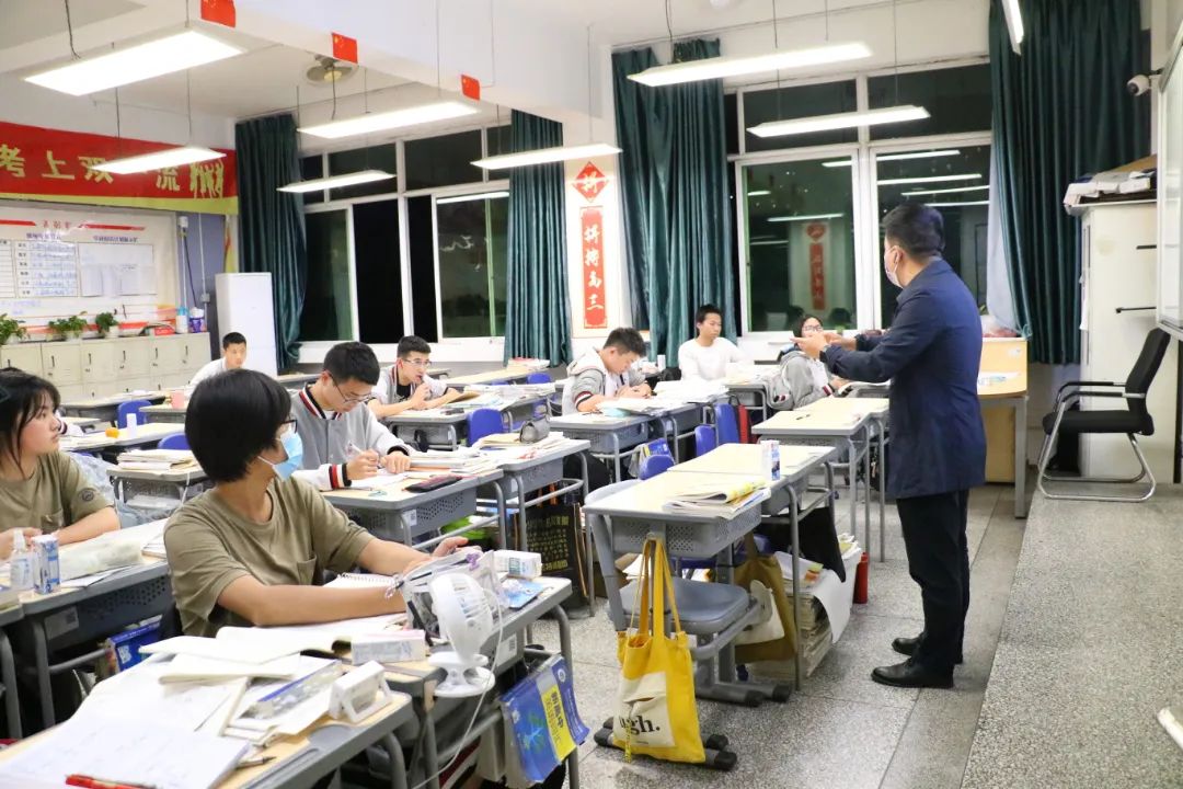 高考倒计时40天！致敬每一位成都为明的追梦者，决胜高考志做黑马