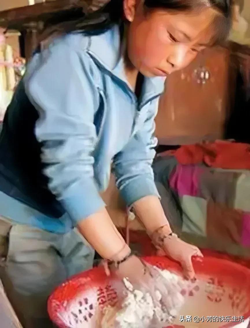 山东16岁女孩3度卖血养活继父一家7口，惨死后3个哥哥披麻戴孝