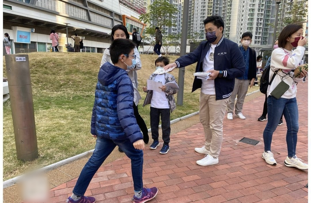 霍启刚带郭晶晶和儿子街头拉选票，亲弟弟一同现身帮宣传尽心尽力