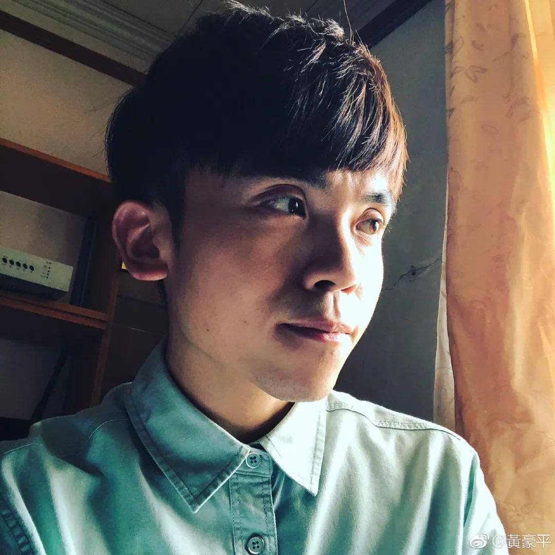 34岁著名主持人出道11年，却蜗居59㎡老破小，网友：这么寒酸？